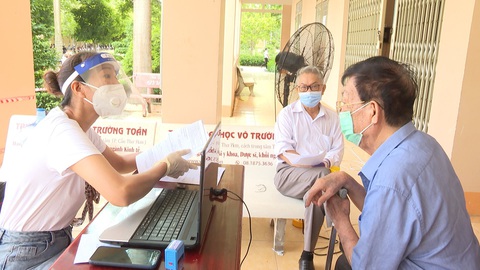 Người tiêm đủ vắc xin về Bình Phước từ vùng dịch chỉ phải theo dõi tại nhà - Ảnh 2. Người tiêm đủ vắc xin về Bình Phước từ vùng dịch chỉ phải theo dõi tại nhà - Ảnh 2.