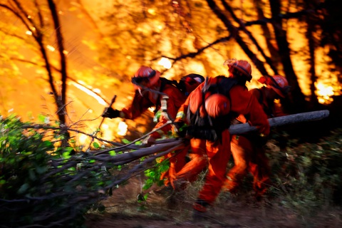 Đám cháy rừng lớn nhất ở Mỹ đe dọa bang California - Ảnh 2. Đám cháy rừng lớn nhất ở Mỹ đe dọa bang California - Ảnh 2.