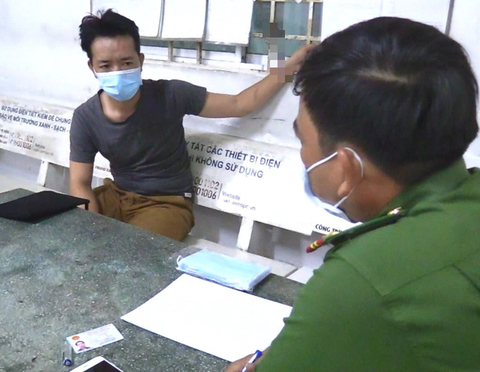 Khởi tố, bắt tạm giam cha dượng hành hạ bé trai 5 tuổi tại Bình Dương - Ảnh 1. Khởi tố, bắt tạm giam cha dượng hành hạ bé trai 5 tuổi tại Bình Dương - Ảnh 1.