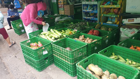 Người dân TP.HCM cải tạo sân vườn, quán ăn thành điểm bán hàng dã chiến, siêu thị mini - Ảnh 7. Người dân TP.HCM cải tạo sân vườn, quán ăn thành điểm bán hàng dã chiến, siêu thị mini - Ảnh 7.