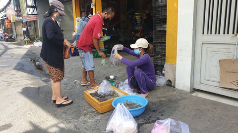 Người dân TP.HCM cải tạo sân vườn, quán ăn thành điểm bán hàng dã chiến, siêu thị mini - Ảnh 5. Người dân TP.HCM cải tạo sân vườn, quán ăn thành điểm bán hàng dã chiến, siêu thị mini - Ảnh 5.