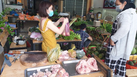Người dân TP.HCM cải tạo sân vườn, quán ăn thành điểm bán hàng dã chiến, siêu thị mini - Ảnh 3. Người dân TP.HCM cải tạo sân vườn, quán ăn thành điểm bán hàng dã chiến, siêu thị mini - Ảnh 3.
