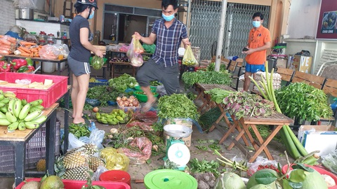 Người dân TP.HCM cải tạo sân vườn, quán ăn thành điểm bán hàng dã chiến, siêu thị mini - Ảnh 2. Người dân TP.HCM cải tạo sân vườn, quán ăn thành điểm bán hàng dã chiến, siêu thị mini - Ảnh 2.