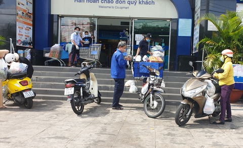 Người dân TP.HCM cải tạo sân vườn, quán ăn thành điểm bán hàng dã chiến, siêu thị mini - Ảnh 6. Người dân TP.HCM cải tạo sân vườn, quán ăn thành điểm bán hàng dã chiến, siêu thị mini - Ảnh 6.