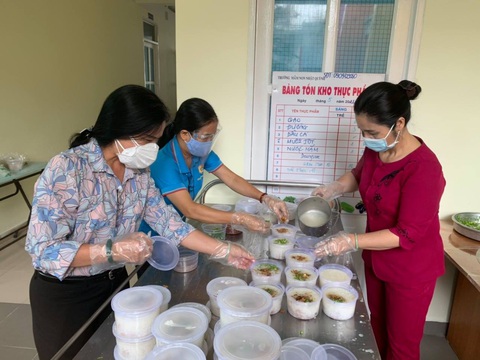Ngàn tấm lòng trong 10.000 phần cháo nóng - Ảnh 1. Ngàn tấm lòng trong 10.000 phần cháo nóng - Ảnh 1.