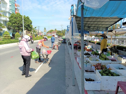Nha Trang đưa chợ dã chiến ra phố - Ảnh 4. Nha Trang đưa chợ dã chiến ra phố - Ảnh 4.