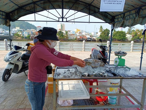 Nha Trang đưa chợ dã chiến ra phố - Ảnh 8. Nha Trang đưa chợ dã chiến ra phố - Ảnh 8.