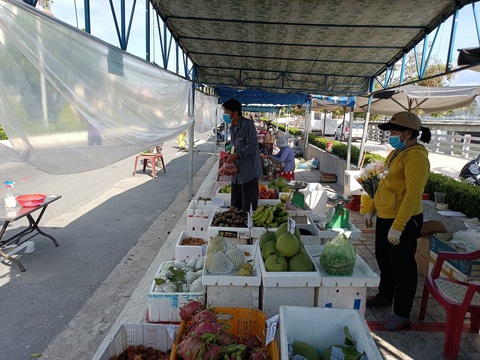 Nha Trang đưa chợ dã chiến ra phố - Ảnh 7. Nha Trang đưa chợ dã chiến ra phố - Ảnh 7.
