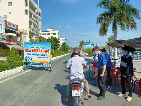 Nha Trang đưa chợ dã chiến ra phố - Ảnh 3. Nha Trang đưa chợ dã chiến ra phố - Ảnh 3.
