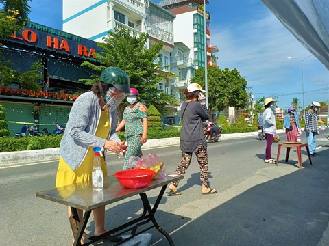 Nha Trang đưa chợ dã chiến ra phố - Ảnh 5. Nha Trang đưa chợ dã chiến ra phố - Ảnh 5.