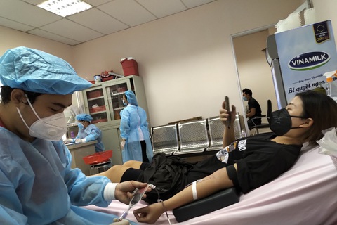 Chuyện ghi ở điểm hiến máu - Ảnh 1. Chuyện ghi ở điểm hiến máu - Ảnh 1.