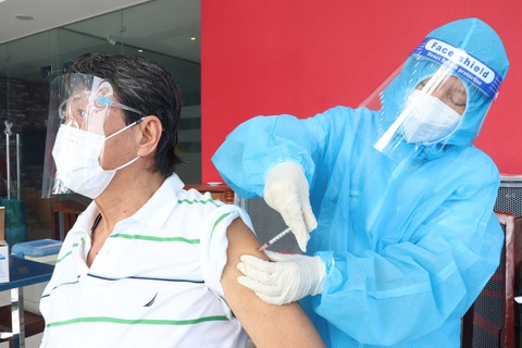 Bộ Y tế nói TP.HCM còn nhiều vắc xin, thực tế là bao nhiêu? - Ảnh 1. Bộ Y tế nói TP.HCM còn nhiều vắc xin, thực tế là bao nhiêu? - Ảnh 1.