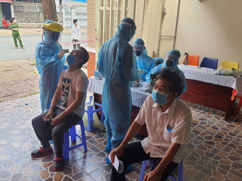 Cần Thơ: Ngày đầu tiên lấy mẫu test nhanh được 100.000 người dân toàn thành phố - Ảnh 1. Cần Thơ: Ngày đầu tiên lấy mẫu test nhanh được 100.000 người dân toàn thành phố - Ảnh 1.