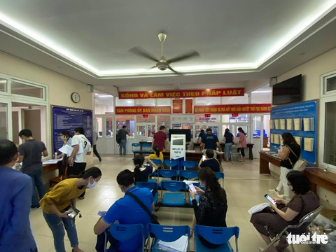 Đợi gần 4 tiếng để xin phường xác nhận giấy đi đường, vẫn phải về vì chưa đủ thủ tục - Ảnh 3. Đợi gần 4 tiếng để xin phường xác nhận giấy đi đường, vẫn phải về vì chưa đủ thủ tục - Ảnh 3.