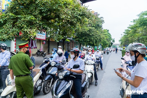 Đã có giấy đi đường sao còn đòi lịch trực, lịch làm việc, phân công nhiệm vụ...? - Ảnh 1. Đã có giấy đi đường sao còn đòi lịch trực, lịch làm việc, phân công nhiệm vụ...? - Ảnh 1.