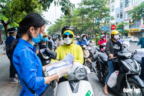 Đã có giấy đi đường sao còn đòi lịch trực, lịch làm việc, phân công nhiệm vụ...? - Ảnh 2. Đã có giấy đi đường sao còn đòi lịch trực, lịch làm việc, phân công nhiệm vụ...? - Ảnh 2.