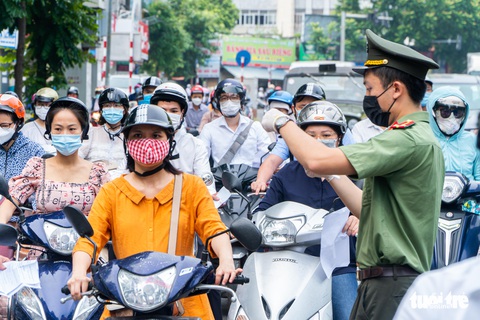 Đã có giấy đi đường sao còn đòi lịch trực, lịch làm việc, phân công nhiệm vụ...? - Ảnh 4. Đã có giấy đi đường sao còn đòi lịch trực, lịch làm việc, phân công nhiệm vụ...? - Ảnh 4.