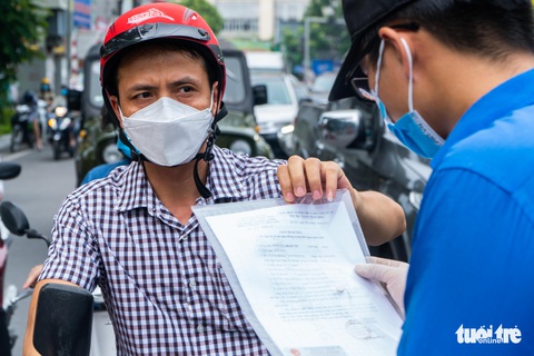 Đã có giấy đi đường sao còn đòi lịch trực, lịch làm việc, phân công nhiệm vụ...? - Ảnh 5. Đã có giấy đi đường sao còn đòi lịch trực, lịch làm việc, phân công nhiệm vụ...? - Ảnh 5.