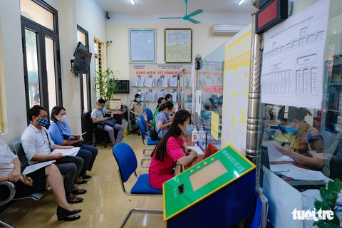 Đợi gần 4 tiếng để xin phường xác nhận giấy đi đường, vẫn phải về vì chưa đủ thủ tục - Ảnh 1. Đợi gần 4 tiếng để xin phường xác nhận giấy đi đường, vẫn phải về vì chưa đủ thủ tục - Ảnh 1.