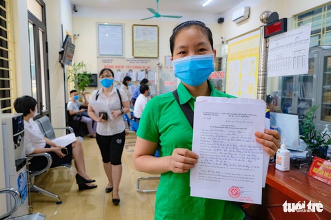 Đợi gần 4 tiếng để xin phường xác nhận giấy đi đường, vẫn phải về vì chưa đủ thủ tục - Ảnh 2. Đợi gần 4 tiếng để xin phường xác nhận giấy đi đường, vẫn phải về vì chưa đủ thủ tục - Ảnh 2.