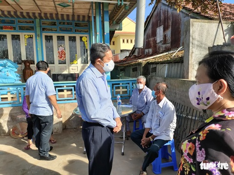 Hơn 500m bờ kênh Cây Dương liên tiếp sụt lún, sạt lở nghiêm trọng - Ảnh 2. Hơn 500m bờ kênh Cây Dương liên tiếp sụt lún, sạt lở nghiêm trọng - Ảnh 2.