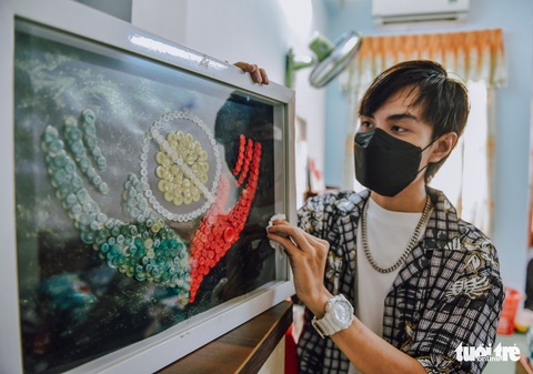 9X làm tranh từ nút áo tuyên truyền phòng chống dịch COVID-19 - Ảnh 1. 9X làm tranh từ nút áo tuyên truyền phòng chống dịch COVID-19 - Ảnh 1.