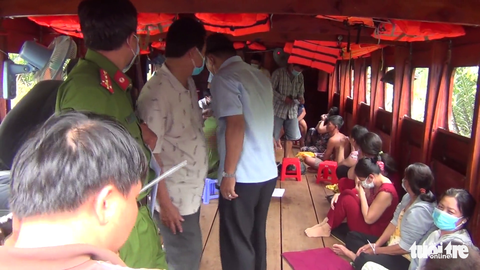 Khởi tố vụ đánh bạc ở tàu du lịch trên sông có nhiều ‘quý bà’ tham gia - Ảnh 1. Khởi tố vụ đánh bạc ở tàu du lịch trên sông có nhiều ‘quý bà’ tham gia - Ảnh 1.