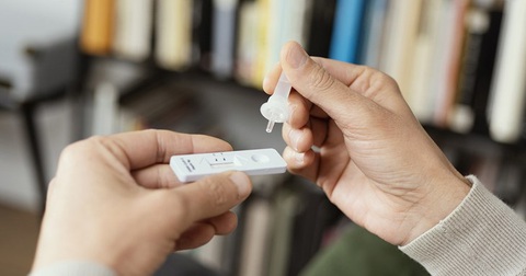 Vai trò của tự xét nghiệm nhanh COVID-19 tại nhiều nước - Ảnh 1. Vai trò của tự xét nghiệm nhanh COVID-19 tại nhiều nước - Ảnh 1.
