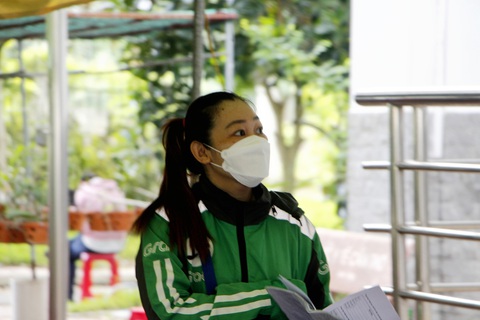 Hàng trăm tài xế GrabBike tại Cần Thơ được tiêm vắc xin phòng COVID-19 - Ảnh 3. Hàng trăm tài xế GrabBike tại Cần Thơ được tiêm vắc xin phòng COVID-19 - Ảnh 3.