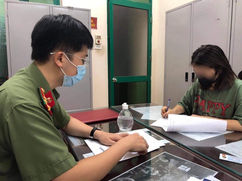 Cô gái khoe thẻ đỏ quyền lực dùng đi vòng quanh Hà Nội bị phạt 12,5 triệu đồng - Ảnh 1. Cô gái khoe thẻ đỏ quyền lực dùng đi vòng quanh Hà Nội bị phạt 12,5 triệu đồng - Ảnh 1.