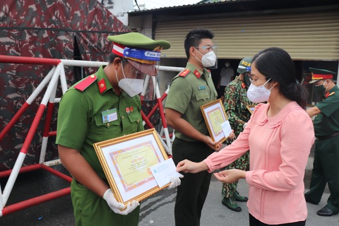 Khen thưởng chiến sĩ trực chốt giúp sản phụ vượt cạn thành công trên vỉa hè - Ảnh 1. Khen thưởng chiến sĩ trực chốt giúp sản phụ vượt cạn thành công trên vỉa hè - Ảnh 1.