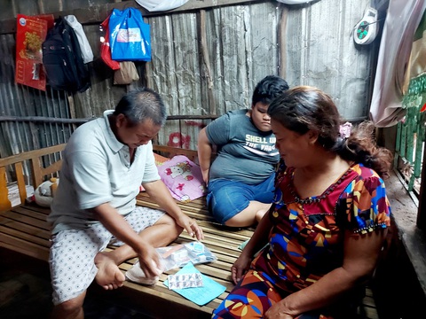 650 túi thuốc yêu thương đến với bà con thương hồ chợ nổi Cái Răng - Ảnh 3. 650 túi thuốc yêu thương đến với bà con thương hồ chợ nổi Cái Răng - Ảnh 3.