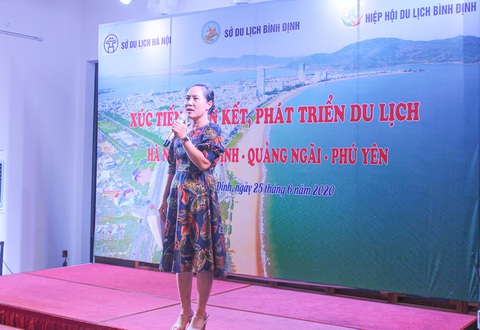 Giám đốc Sở Du lịch đi đánh golf giữa dịch bị cảnh cáo, miễn nhiệm chức vụ - Ảnh 2. Giám đốc Sở Du lịch đi đánh golf giữa dịch bị cảnh cáo, miễn nhiệm chức vụ - Ảnh 2.