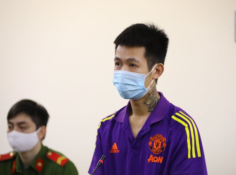 Thanh niên tông xe, đấm liên tiếp vào mặt cán bộ trực chốt COVID-19 lãnh 6 tháng tù - Ảnh 1. Thanh niên tông xe, đấm liên tiếp vào mặt cán bộ trực chốt COVID-19 lãnh 6 tháng tù - Ảnh 1.