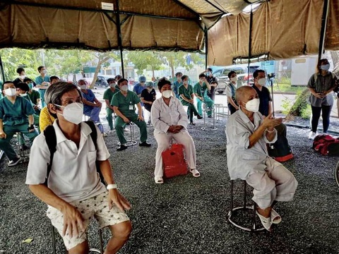 TP.HCM: 7 bệnh nhân COVID-19 từng nguy kịch được xuất viện - Ảnh 1. TP.HCM: 7 bệnh nhân COVID-19 từng nguy kịch được xuất viện - Ảnh 1.
