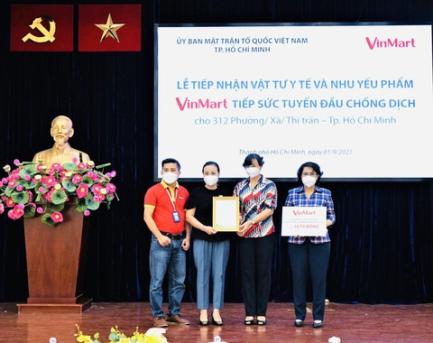 VinMart/VinMart+ tiếp sức tuyến đầu chống dịch cho hơn 300 phường, xã tại TP.HCM - Ảnh 1. VinMart/VinMart+ tiếp sức tuyến đầu chống dịch cho hơn 300 phường, xã tại TP.HCM - Ảnh 1.