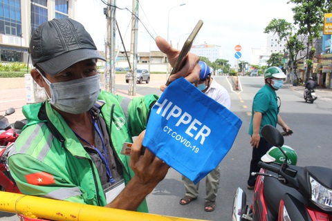Shipper tất bật nhận đơn giao hàng dịp lễ 2-9 - Ảnh 2. Shipper tất bật nhận đơn giao hàng dịp lễ 2-9 - Ảnh 2.