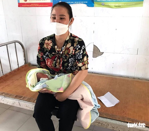 Bé gái 2 ngày tuổi bị bỏ rơi trước cửa nhà dân - Ảnh 1. Bé gái 2 ngày tuổi bị bỏ rơi trước cửa nhà dân - Ảnh 1.