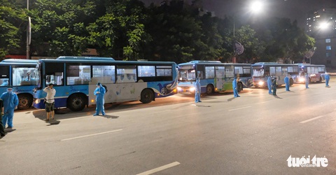 Xe buýt chở người dân thuộc điểm dịch Thanh Xuân Trung di dời đến nơi ở tạm cách 30km - Ảnh 1. Xe buýt chở người dân thuộc điểm dịch Thanh Xuân Trung di dời đến nơi ở tạm cách 30km - Ảnh 1.