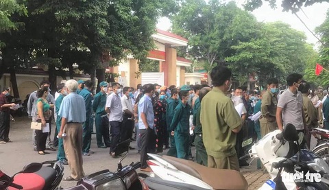 Người dân chen chúc chờ tiêm vắc xin phòng COVID-19 ở Vinh - Ảnh 1. Người dân chen chúc chờ tiêm vắc xin phòng COVID-19 ở Vinh - Ảnh 1.