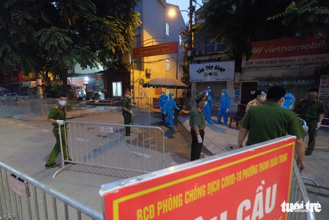 Xe buýt chở người dân thuộc điểm dịch Thanh Xuân Trung di dời đến nơi ở tạm cách 30km - Ảnh 3. Xe buýt chở người dân thuộc điểm dịch Thanh Xuân Trung di dời đến nơi ở tạm cách 30km - Ảnh 3.