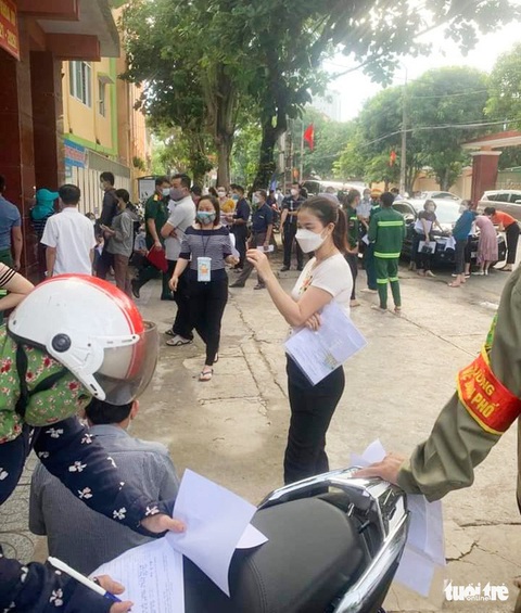 Người dân chen chúc chờ tiêm vắc xin phòng COVID-19 ở Vinh - Ảnh 3. Người dân chen chúc chờ tiêm vắc xin phòng COVID-19 ở Vinh - Ảnh 3.