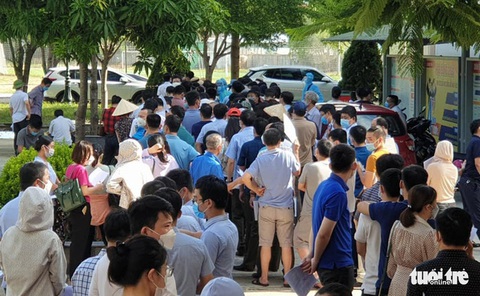 Người dân chen chúc chờ tiêm vắc xin phòng COVID-19 ở Vinh - Ảnh 4. Người dân chen chúc chờ tiêm vắc xin phòng COVID-19 ở Vinh - Ảnh 4.
