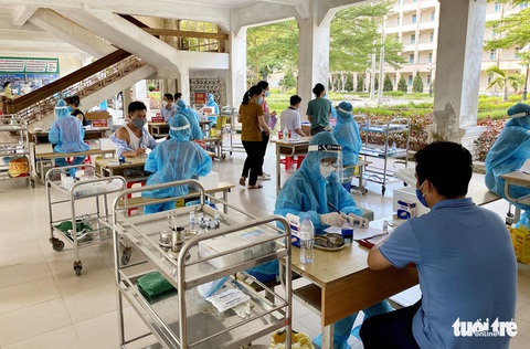 Người dân chen chúc chờ tiêm vắc xin phòng COVID-19 ở Vinh - Ảnh 5. Người dân chen chúc chờ tiêm vắc xin phòng COVID-19 ở Vinh - Ảnh 5.