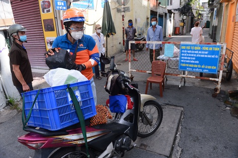 Giao hàng thiết yếu cho dân: Có shipper, đỡ quá tải - Ảnh 2. Giao hàng thiết yếu cho dân: Có shipper, đỡ quá tải - Ảnh 2.
