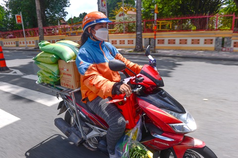Giao hàng thiết yếu cho dân: Có shipper, đỡ quá tải - Ảnh 1. Giao hàng thiết yếu cho dân: Có shipper, đỡ quá tải - Ảnh 1.
