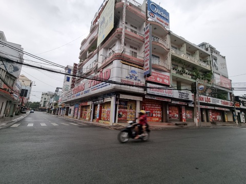 Thủ Dầu Một ngày đầu nới giãn cách: Hàng quán im lìm, chợ vẫn đóng cửa - Ảnh 1. Thủ Dầu Một ngày đầu nới giãn cách: Hàng quán im lìm, chợ vẫn đóng cửa - Ảnh 1.