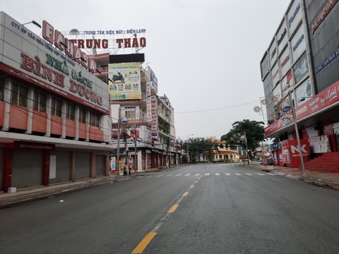 Thủ Dầu Một ngày đầu nới giãn cách: Hàng quán im lìm, chợ vẫn đóng cửa - Ảnh 6. Thủ Dầu Một ngày đầu nới giãn cách: Hàng quán im lìm, chợ vẫn đóng cửa - Ảnh 6.