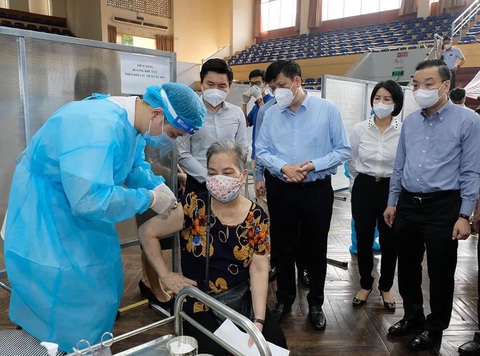 Bộ trưởng Bộ Y tế: Kỳ vọng đến 15-9, 100% người trên 18 tuổi ở Hà Nội được tiêm vắc xin - Ảnh 1. Bộ trưởng Bộ Y tế: Kỳ vọng đến 15-9, 100% người trên 18 tuổi ở Hà Nội được tiêm vắc xin - Ảnh 1.