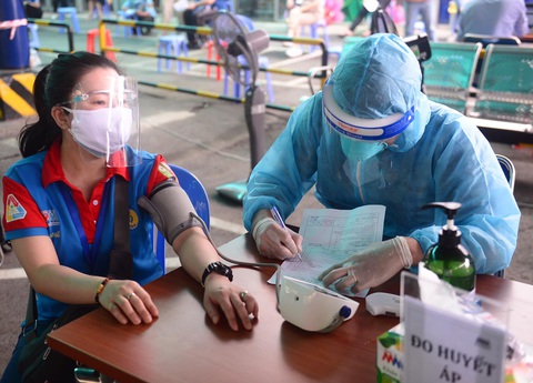 Bộ Y tế ra hướng dẫn mới: Bỏ đo huyết áp với phần lớn người tiêm vắc xin - Ảnh 1. Bộ Y tế ra hướng dẫn mới: Bỏ đo huyết áp với phần lớn người tiêm vắc xin - Ảnh 1.